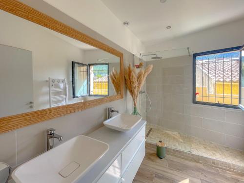 a bathroom with a sink and a mirror at La Villa Bégonia in La Penne-sur-Huveaune