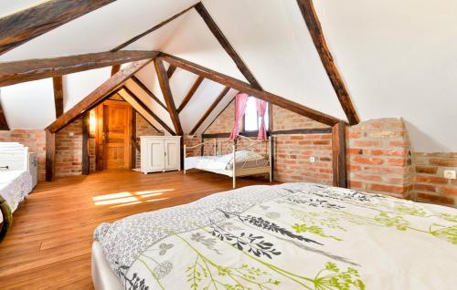 sypialnia z łóżkiem i ceglaną ścianą w obiekcie Kuća za najam - IMANJE LUNA BAZEN JACUZZI w mieście Sveti Ivan Žabno