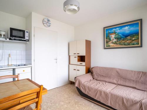 un salon avec un canapé et une table dans l'établissement Appartement à Mimizan Plage pour 4 pers, face à l'océan, balcon, parking, ménage inclus - FR-1-50-120, à Mimizan