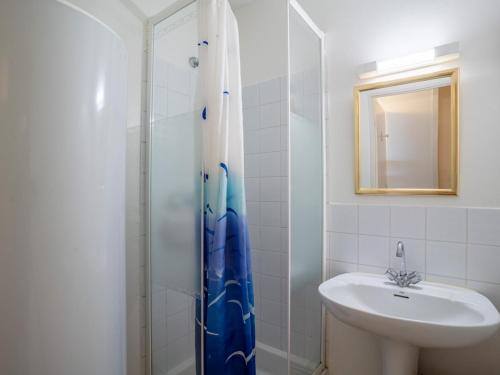 une salle de bain avec un lavabo et une douche dans l'établissement Appartement à Mimizan Plage pour 4 pers, face à l'océan, balcon, parking, ménage inclus - FR-1-50-120, à Mimizan
