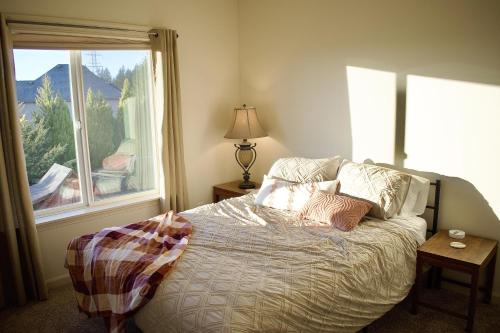 Ліжко або ліжка в номері Close in Hillside Retreat
