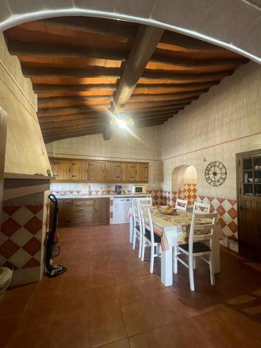 a kitchen with a table and chairs in a room at Alojamento do Monte in Estremoz