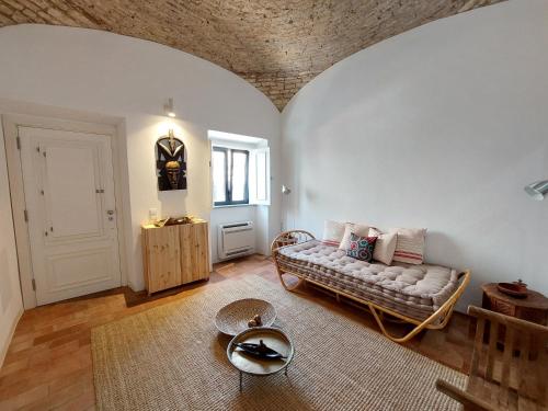 un soggiorno con un divano e un tavolo di Cosy Terrace House - design, comfort, micro-pool, top location in Olhão a Olhão