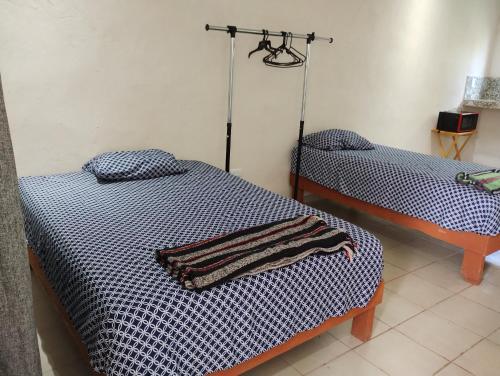 Cette chambre comprend 2 lits bleus et blancs. dans l'établissement Apts. LOSSANTOS, à Matamoros