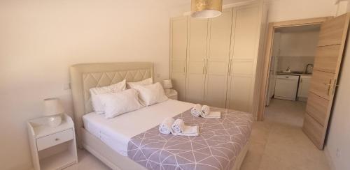 Un dormitorio con una cama con zapatos. en Casa Dourada en Alvor