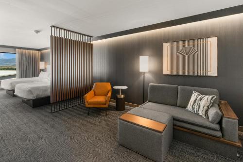 pokój hotelowy z kanapą i łóżkiem w obiekcie Courtyard by Marriott Bozeman w mieście Bozeman