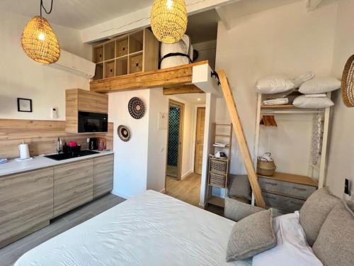 Cette chambre comprend un lit et une cuisine. dans l'établissement Les Appartements de Nana 10 - Studio hypercentre, Rue Meynadier, Palais & Plage, clim, wifi, à Cannes