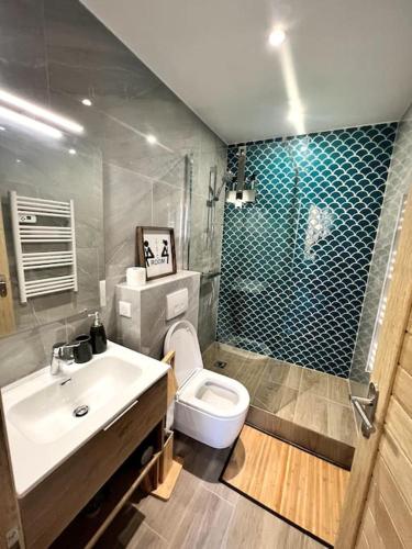 une salle de bain avec un lavabo, des toilettes et une douche dans l'établissement Les Appartements de Nana 10 - Studio hypercentre, Rue Meynadier, Palais & Plage, clim, wifi, à Cannes