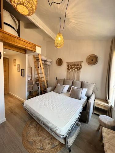 une chambre avec un lit et un canapé dans l'établissement Les Appartements de Nana 10 - Studio hypercentre, Rue Meynadier, Palais & Plage, clim, wifi, à Cannes