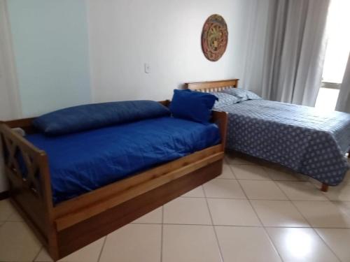 two beds sitting next to each other in a room at Loft na Prainha - Arraial do Cabo in Arraial do Cabo