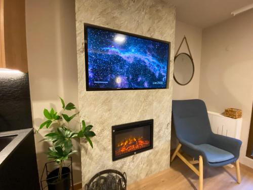 Una televisión o centro de entretenimiento en Modern Blue Studio En Valle De Incles - Parking Gratis l by BonesVacances