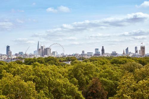 Pemandangan umum bagi London atau pemandangan bandar yang diambil dari hotel