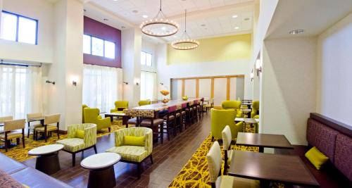 a restaurant with tables and chairs and a long table at Hampton Inn & Suites by Hilton Walla Walla in Walla Walla