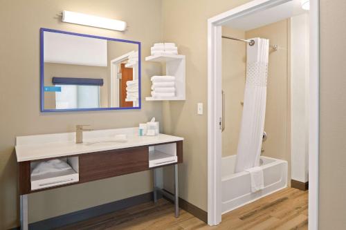 Hampton Inn & Suites by Hilton Walla Walla tesisinde bir banyo