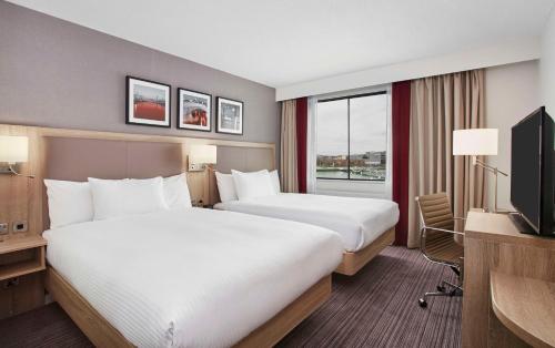 Postel nebo postele na pokoji v ubytování Hilton Garden Inn Dublin City Centre