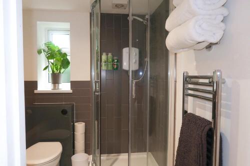 Ванна кімната в PENZI -Spacious Studio- Free Parking- Bletchley- Contractors Welcome
