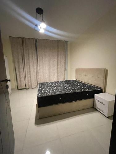 1 dormitorio con 1 cama en una habitación en فيلا بقريه فرح ٢ الساحل الشمالي en El Alamein