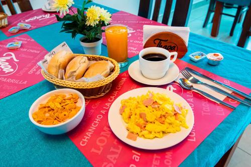 einen Tisch mit Tellern und einer Tasse Kaffee in der Unterkunft Qala Hotels & Resorts in Chincha Alta