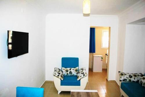 una sala de estar con un sofá y una silla en Mavi Butik Apart, en Cesme