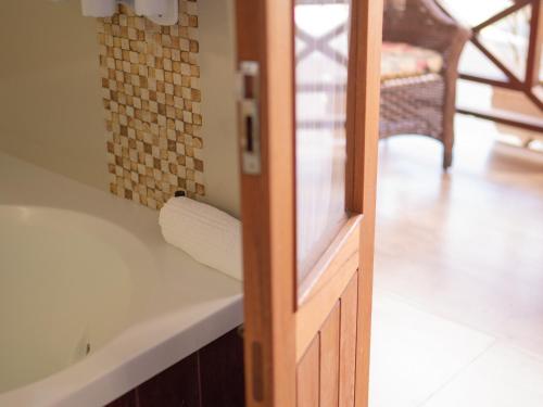 a bathroom with a sink and a counter with a mirror at Pousada Suiça Mineira Centro in Monte Verde