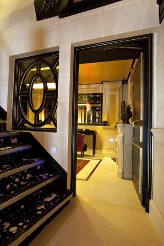 Maison Albar- Le Champs-Elyséesにあるキッチンまたは簡易キッチン