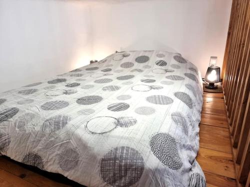 - un lit avec une couette dans l'établissement Cosy Apartments - Marseille Opera Vieux-Port - Luminous city center apartment, à Marseille