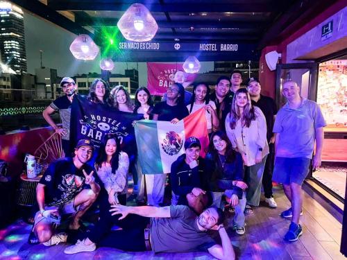 Un gruppo di persone che posano per una foto a una festa di Barrio Downtown Mexico City Hostel a Città del Messico