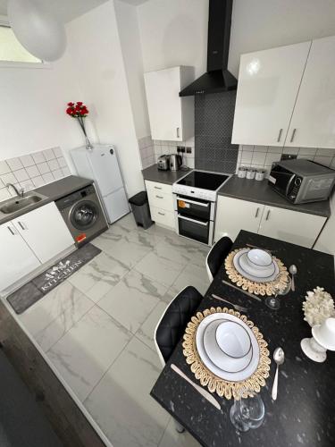 Η κουζίνα ή μικρή κουζίνα στο 2 bedroom flat close to Manchester City, Manchester City stadium and Coop Arena