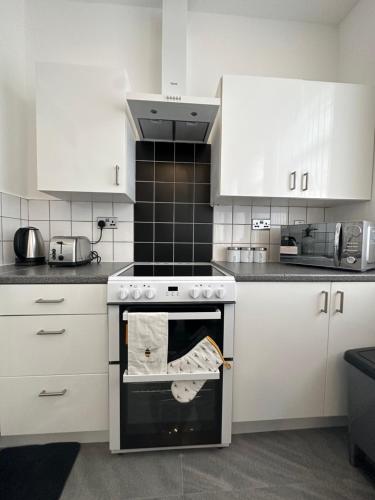 Η κουζίνα ή μικρή κουζίνα στο 2 bedroom flat close to Manchester City, Manchester City stadium and Coop Arena