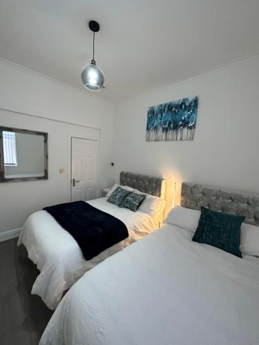 - une chambre avec 2 lits et une fenêtre dans l'établissement Lovely 2 Bedroom Apartments In Manchester Close To City Centre And Manchester City Stadium #1, à Manchester