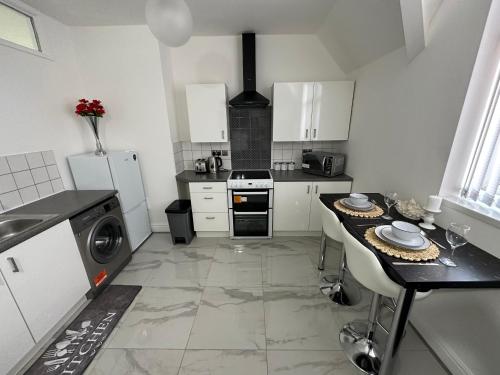 Η κουζίνα ή μικρή κουζίνα στο 2 bedroom flat close to Manchester City, Manchester City stadium and Coop Arena