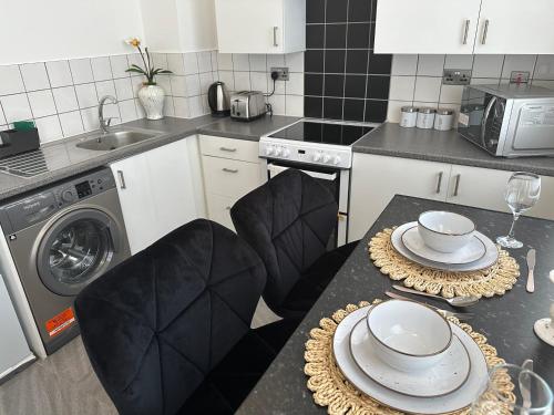 Η κουζίνα ή μικρή κουζίνα στο 2 bedroom flat close to Manchester City, Manchester City stadium and Coop Arena