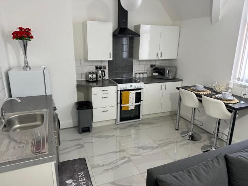Η κουζίνα ή μικρή κουζίνα στο 2 bedroom flat close to Manchester City, Manchester City stadium and Coop Arena