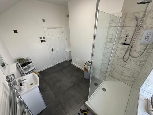Ένα μπάνιο στο 2 bedroom flat close to Manchester City, Manchester City stadium and Coop Arena