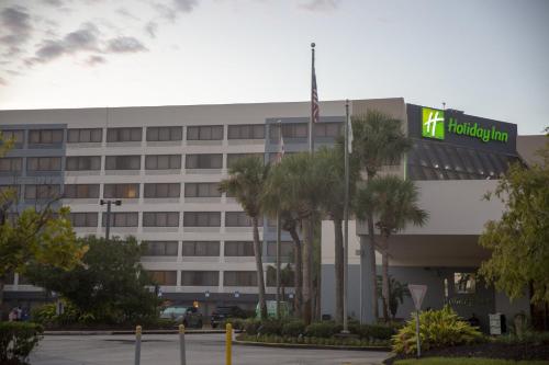 an office building with a hilton sign in front of it at Holiday Inn Orlando International Airport by IHG in Orlando