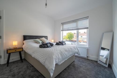 Letto o letti in una camera di Modern 5 bed home in Ealing, free driveway parking, sleeps 8