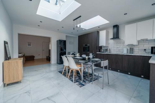 Dapur atau dapur kecil di Modern 5 bed home in Ealing, free driveway parking, sleeps 8