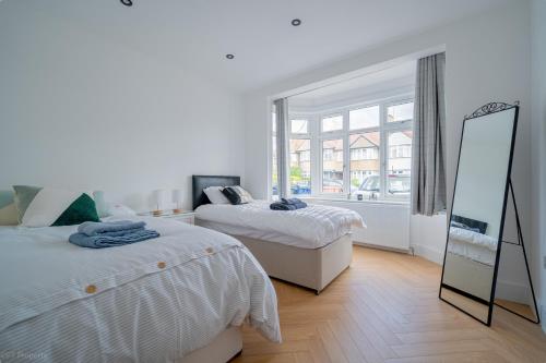 Katil atau katil-katil dalam bilik di Modern 5 bed home in Ealing, free driveway parking, sleeps 8