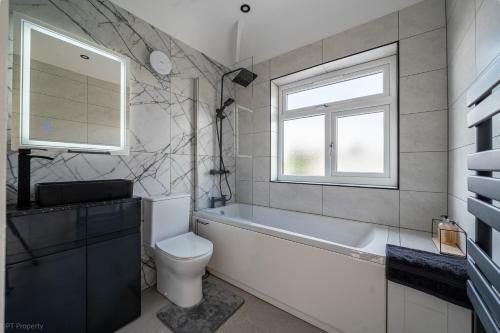 Ванна кімната в Modern 5 bed home in Ealing, free driveway parking, sleeps 8
