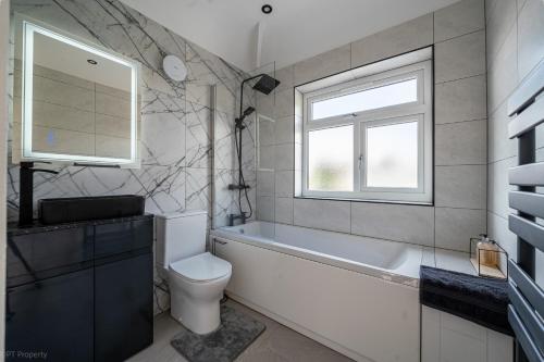 Bilik mandi di Modern 5 bed home in Ealing, free driveway parking, sleeps 8