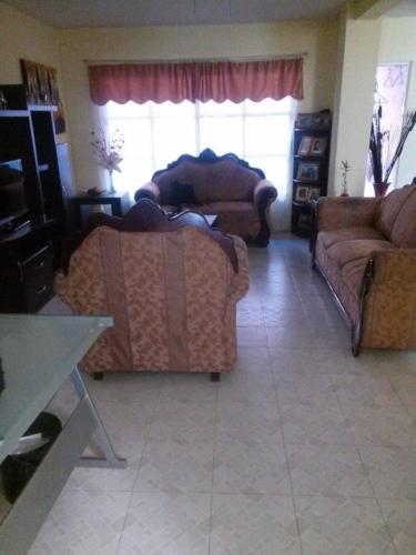 salon z 2 kanapami i kanapą w obiekcie Casa en Pátzcuaro w mieście Pátzcuaro