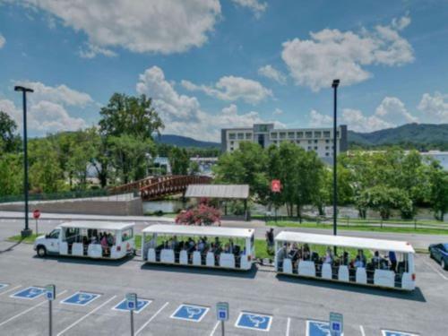 a group of buses parked in a parking lot at Holiday Inn & Suites Pigeon Forge Convention Center by IHG in Pigeon Forge