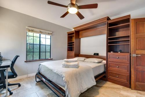 1 dormitorio con 1 cama y ventilador de techo en Lake Balboa Home with Scenic Patio Near Van Nuys! en Van Nuys