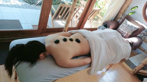 a model of a woman laying on a bed at Hostería Colibri Aeropuerto in Tababela