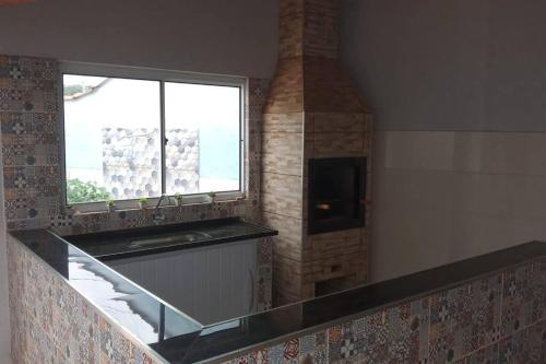 La salle de bains est pourvue d'un lavabo, d'une fenêtre et d'un comptoir. dans l'établissement Canto Almeida Olimpia, à Olímpia