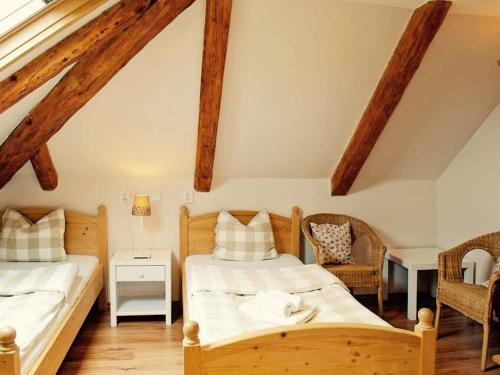 Un pat sau paturi într-o cameră la Garni Hotel St Anna