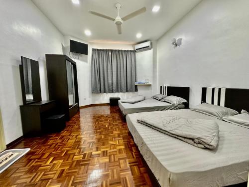 1 Schlafzimmer mit 2 Betten und einem Fenster in der Unterkunft Shaleishah Homestey in Kuantan