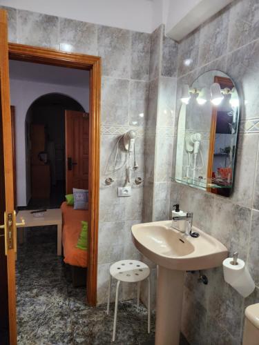 y baño con lavabo y espejo. en Vivienda Vacacional América, en Valle Gran Rey