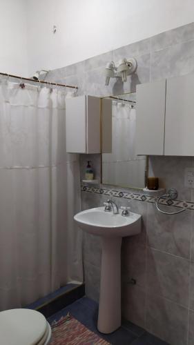 un baño con lavabo e inodoro en EL OASIS Habitaciones, en Córdoba
