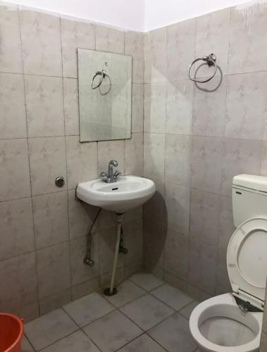 La salle de bains est pourvue d'un lavabo et de toilettes. dans l'établissement Hotel Jeet Lodge, à Chandigarh